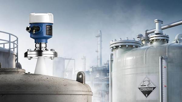 Non-Contact Level Meter Selection: What Matters in Dusty or Corrosive Tanks?