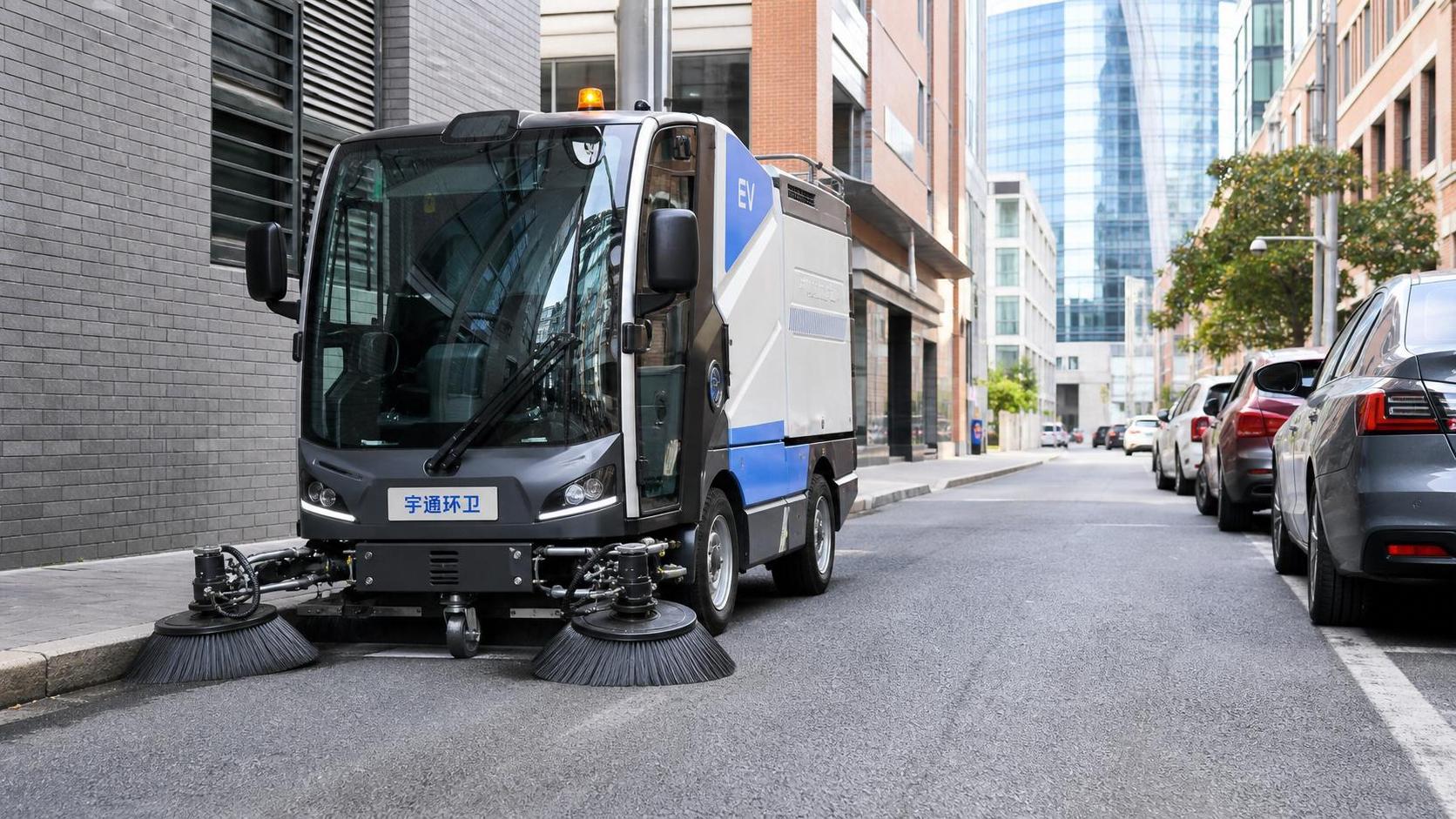 Electric Street Cleaning Vehicles for Dense Urban Areas: What Specs Matter Most?