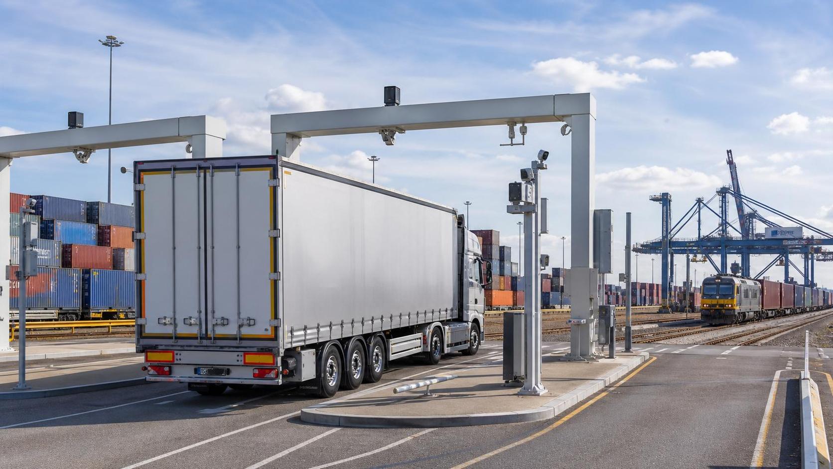 Rotterdam Opens Fast Lane for Aluminum Semi-trailers