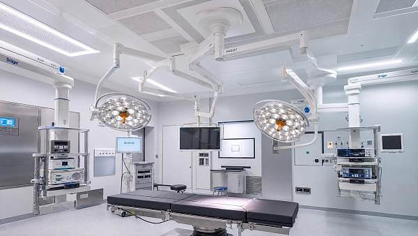 How to Choose Ceiling-Mounted Surgical Lighting Systems for OR Size, Shadow Control, and Workflow