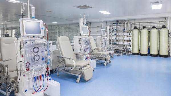 Why do hemodialysis machines vary so much in long-term cost?