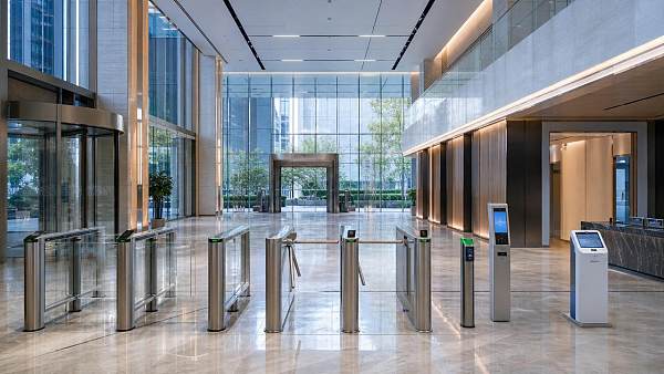 How to Plan Visitor Flow Management for Lobbies Without Creating Entry Bottlenecks