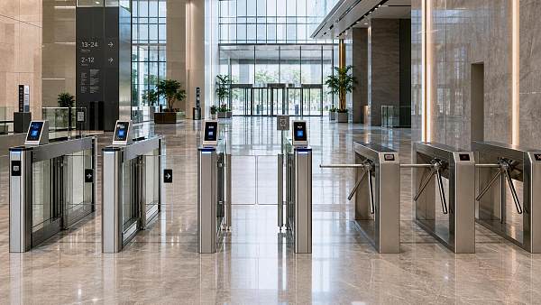 Smart Speed Gates vs Traditional Turnstiles: Which Fits High-Traffic Entrances Better?
