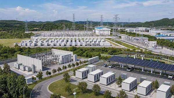 Distributed Storage vs Centralized Systems: What Changes Grid Resilience?