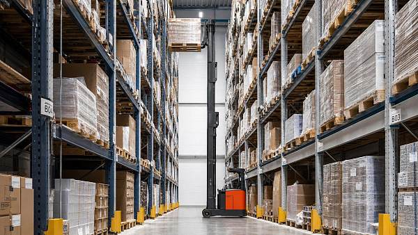 VNA Forklifts High Stacking: How to Choose for Narrow Aisles
