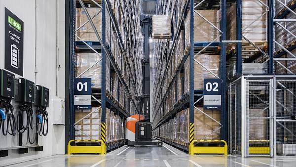 VNA Forklifts Manufacturer Comparison: What to Check Before Requesting a Quote
