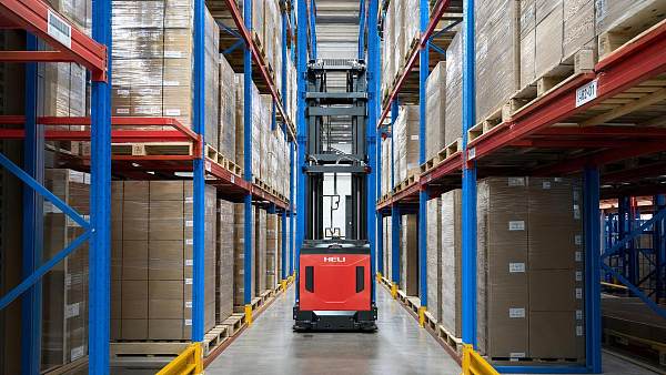 VNA Forklifts for Warehouses: When Aisle Savings Pay Off