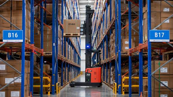 How Smart Material Handling Forklifts Improve Throughput in Narrow Aisles