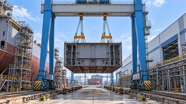 How anti-sway control systems reduce load collision risks in shipyards