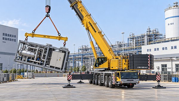 How extreme moment balance affects crane stability under offset loads