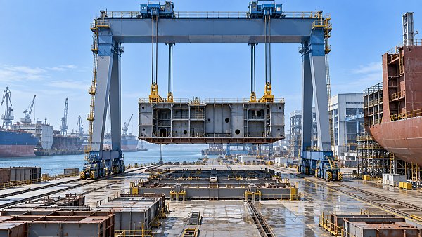 How shipyard crane load control reduces suspended-load swing