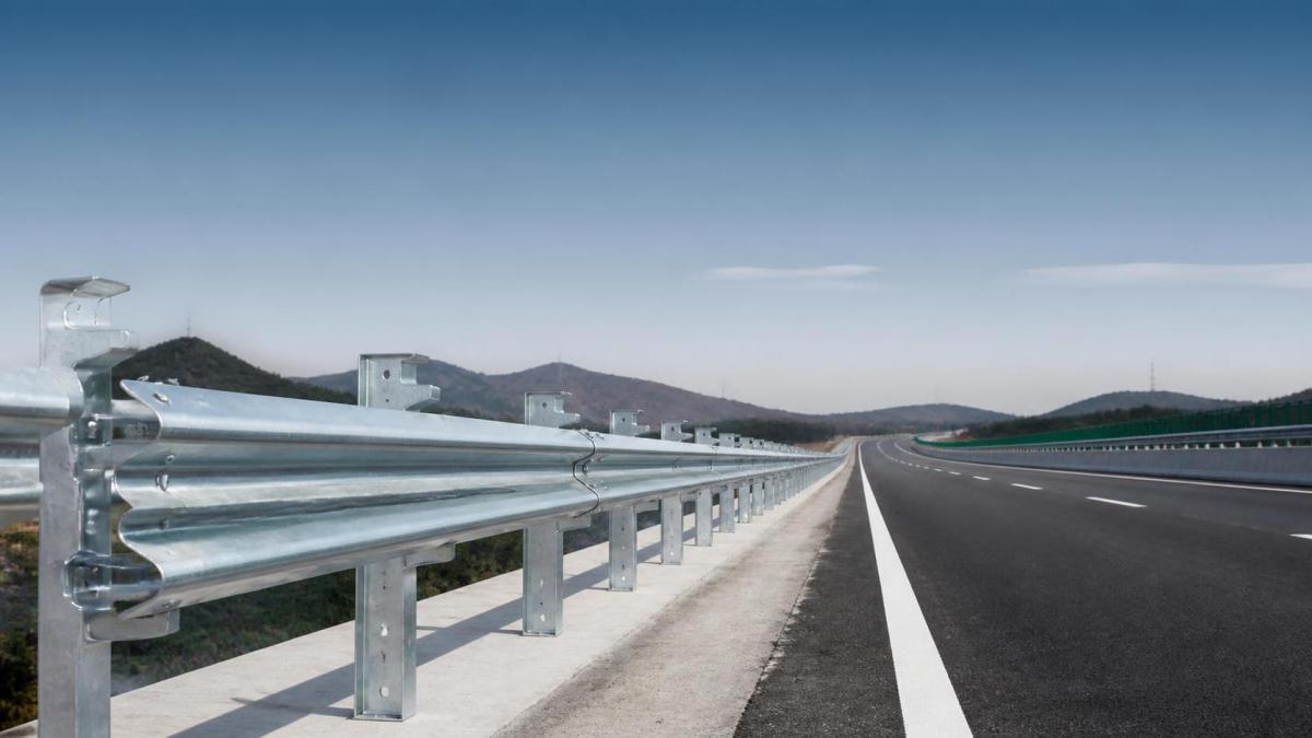 Does Galvanization Affect Z Post Guardrail Price? هل تؤثر الجلفنة في سعر حاجز الحماية بأعمدة Z؟