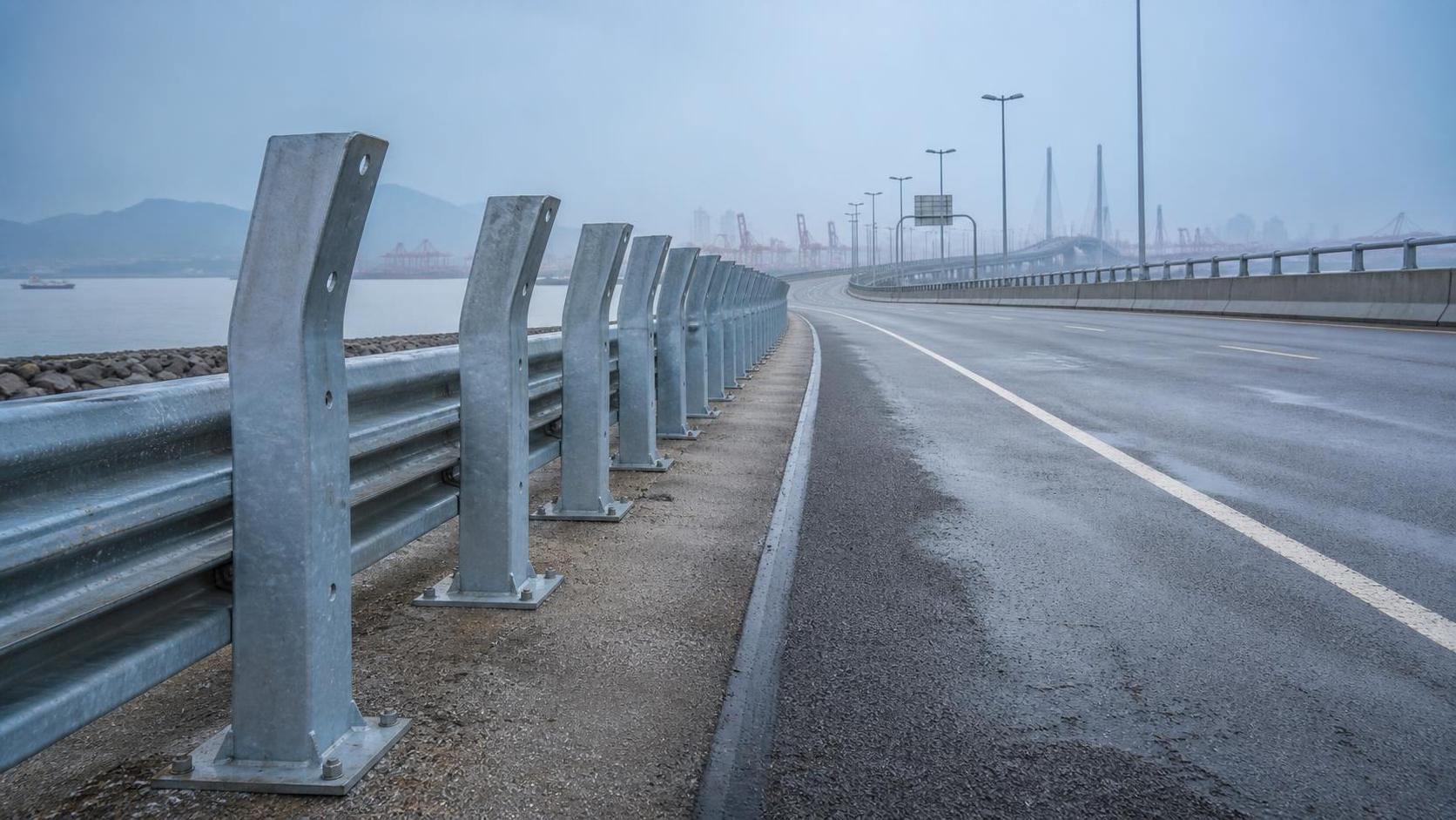 Comment évaluer la durabilité des Z Post dans les zones côtières corrosives et très humides Comment évaluer la durabilité des Z Post dans les zones côtières corrosives et très humides
