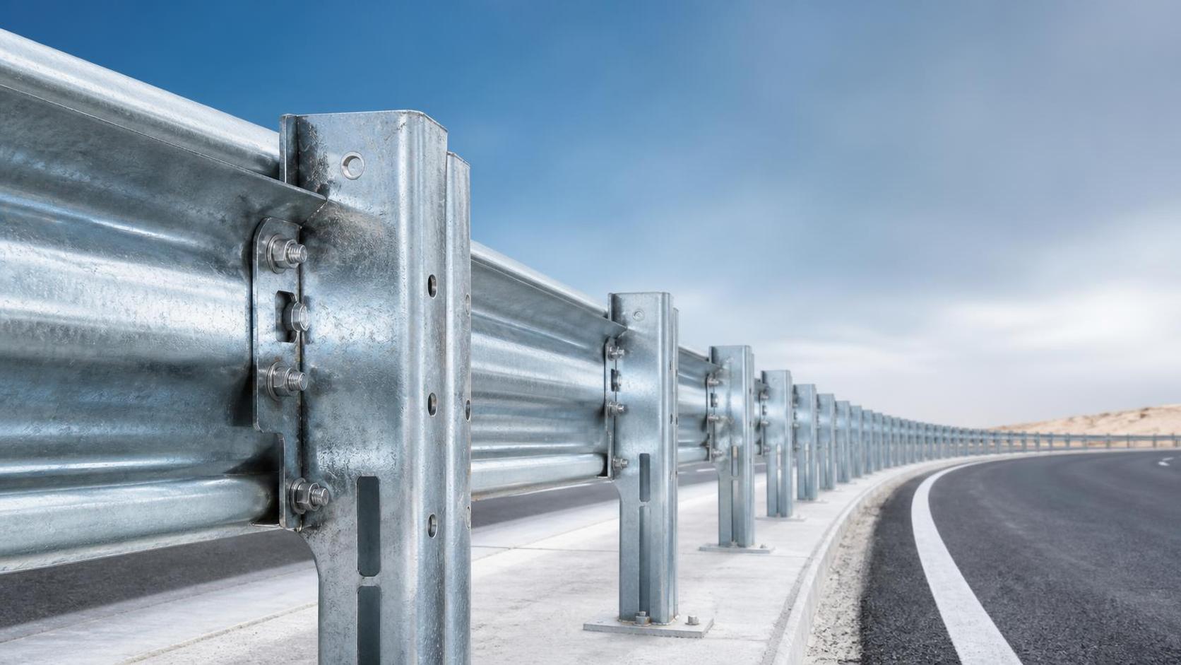 Como os perfis Z Post melhoram o suporte de barreiras nos sistemas de segurança rodoviária