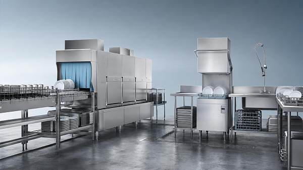 Flight-Type Commercial Dishwashers vs Rack Machines: Which Fits High-Volume Kitchens?