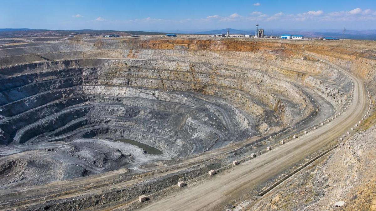 When should a mining project hire geomechanics consultants?
