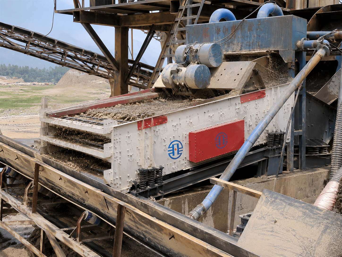 Behind mobile crushing units place energy-saving horizontal aggregate vibrating screen sorting machine-(1)