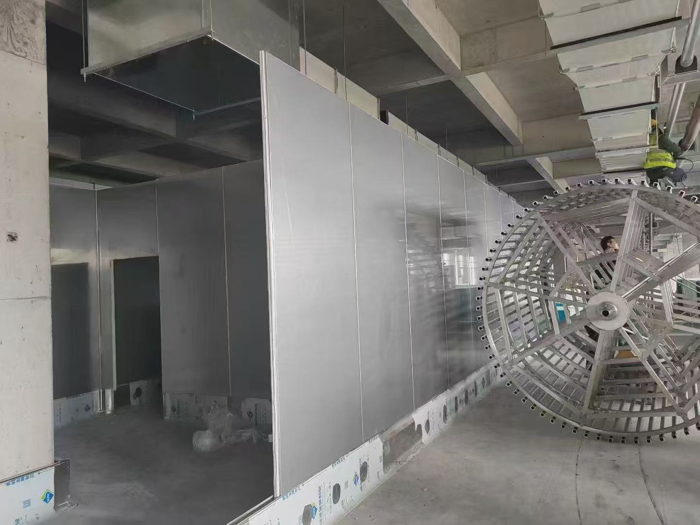 Can a cold room manufacturer adapt its design to a low ceiling?