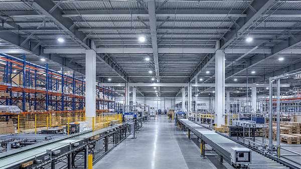How Industrial Lighting Manufacturers Reduce Flicker and Glare