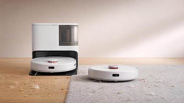 Auto-Emptying Robots vs Standard Robot Vacuums: Which Homes Benefit Most?