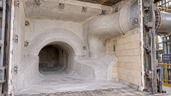 When does monolithic refractory forming technology outperform brick lining?