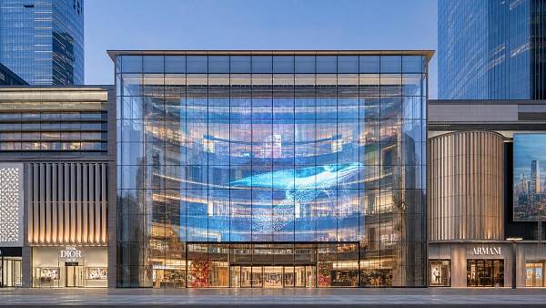 How to Evaluate Transparent Display Systems for Media Facades in Retail and Mixed-Use Buildings