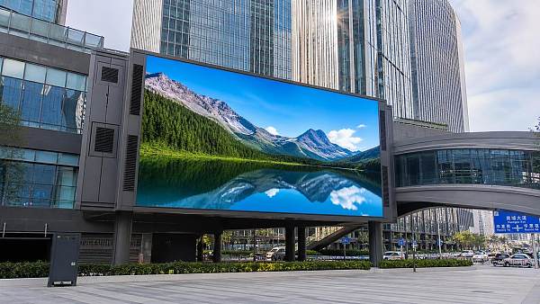 How to Evaluate a Commercial Displays Manufacturer for Long-Term DOOH Projects