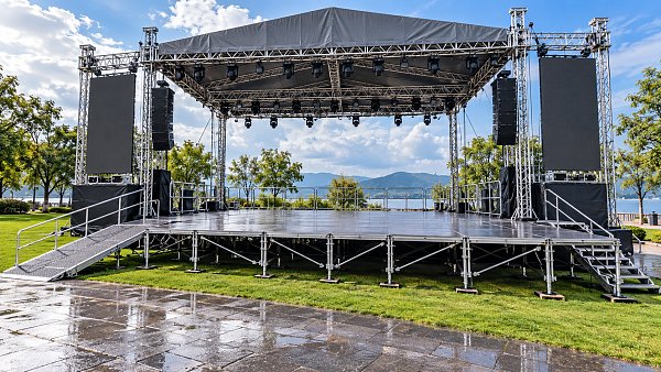 How to Specify Temporary Stage Systems for Outdoor Events and Uneven Ground
