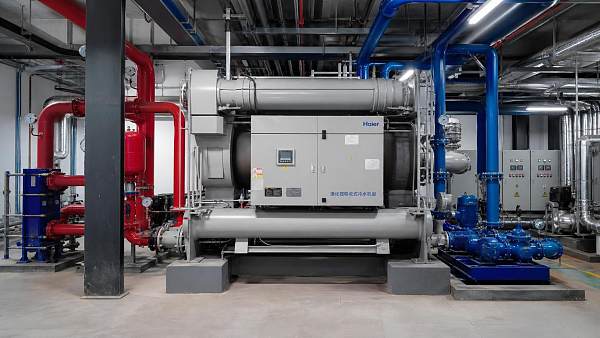 When Do Single-Effect Absorption Chillers Outperform Higher-COP Alternatives?