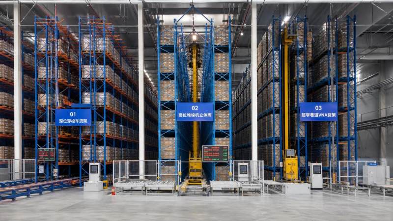 High-Density Storage Systems for Pallets: Shuttle vs Stacker Crane vs VNA