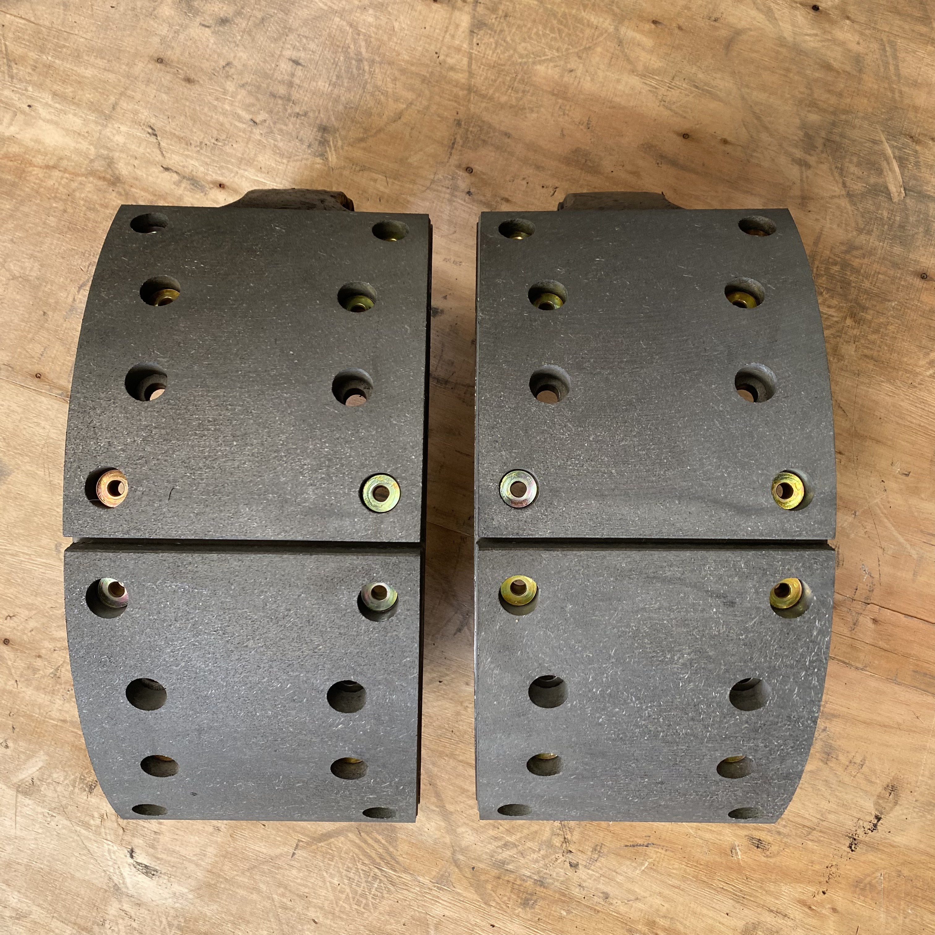 WG9761451165 Ensemble mâchoire de frein avant pour camions lourds HOWO SITRAK 2020