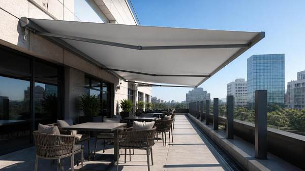 Choosing Retractable Shade Solutions for Wind, Sun Exposure, and Patio Size