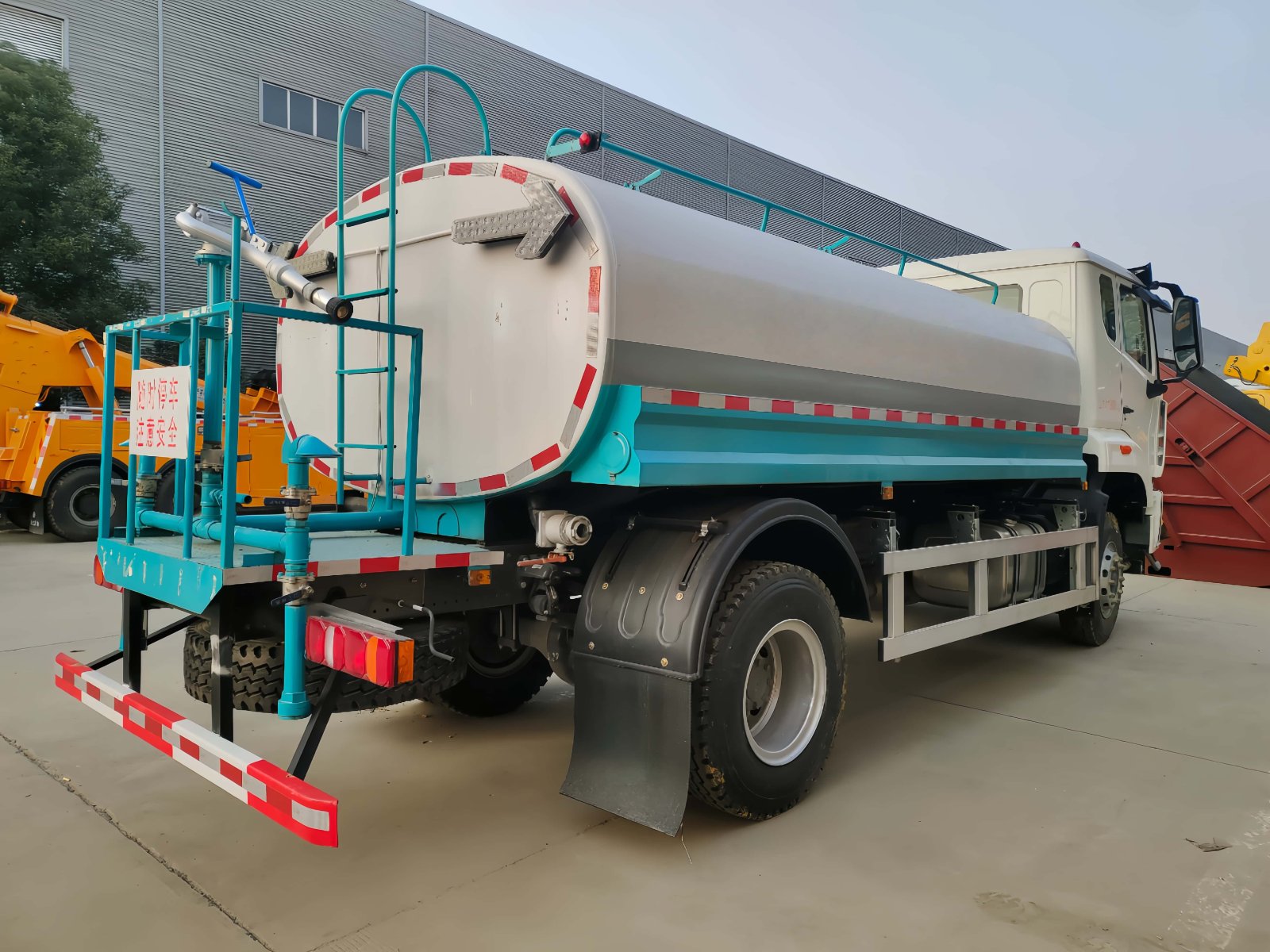 Used HOWO NX 4x2 6cbm Water Sprinkler Truck