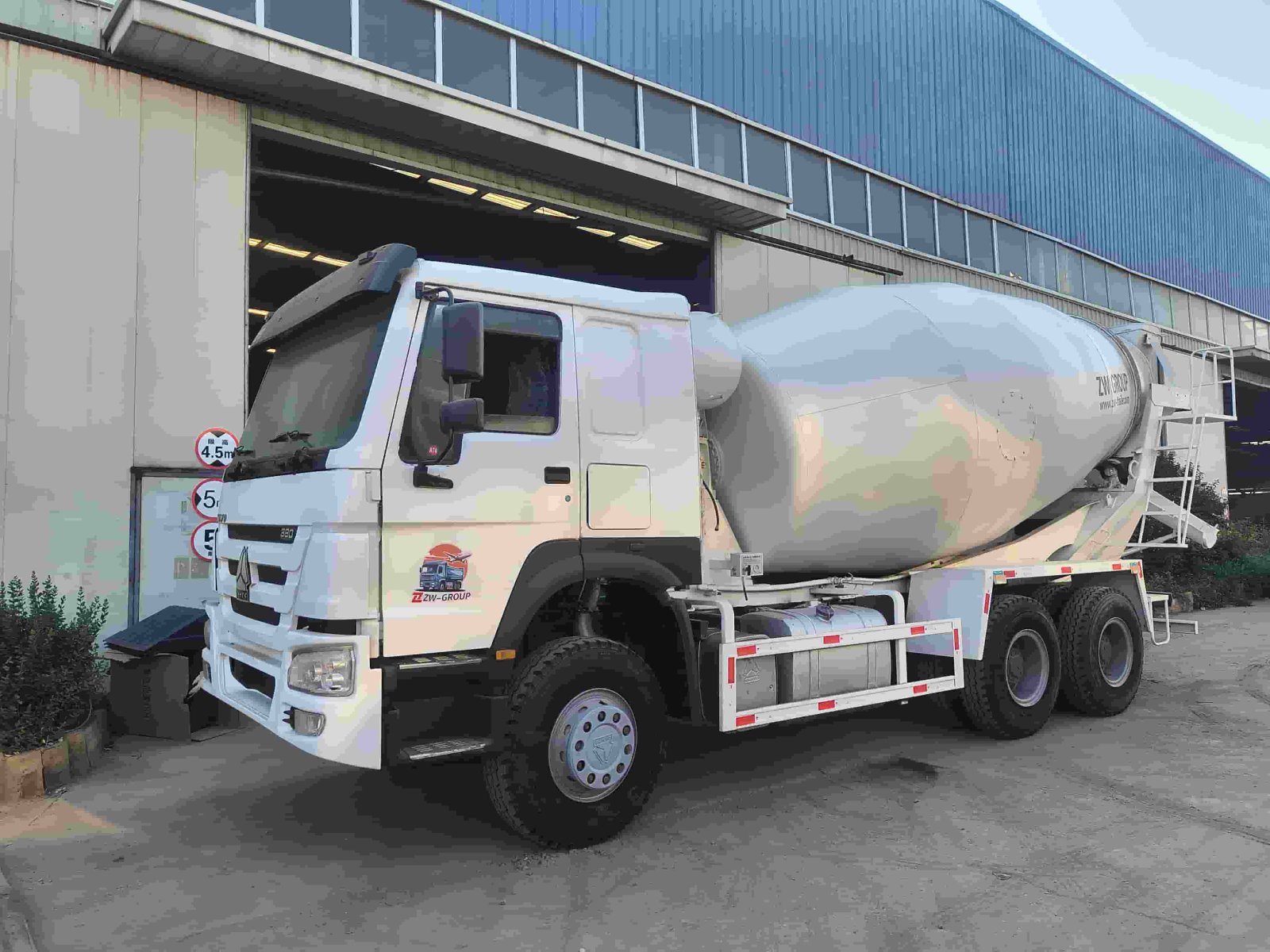 ​HOWO 380HP 6×4 Concrete Mixer Truck