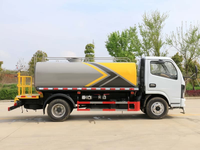 Used DONGFENG 4x2 5cbm Water Sprinkler Truck