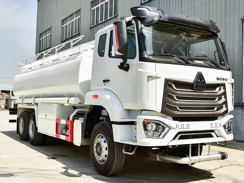 SINOTRUCK HOWO NX 300HP Fuel Tank Truck