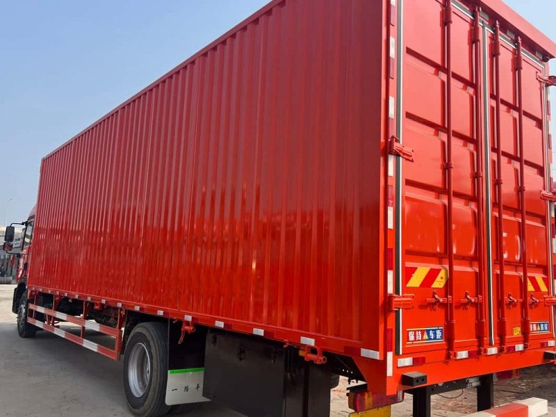 HOWO TX 4x2 330HP Box Truck