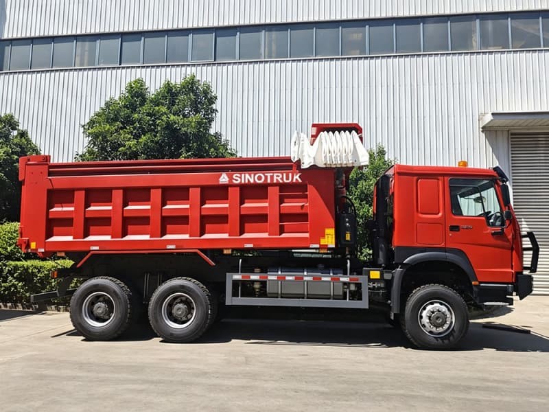 HOWO 330 6×4 Tarpaulin-Covered Dump Truck