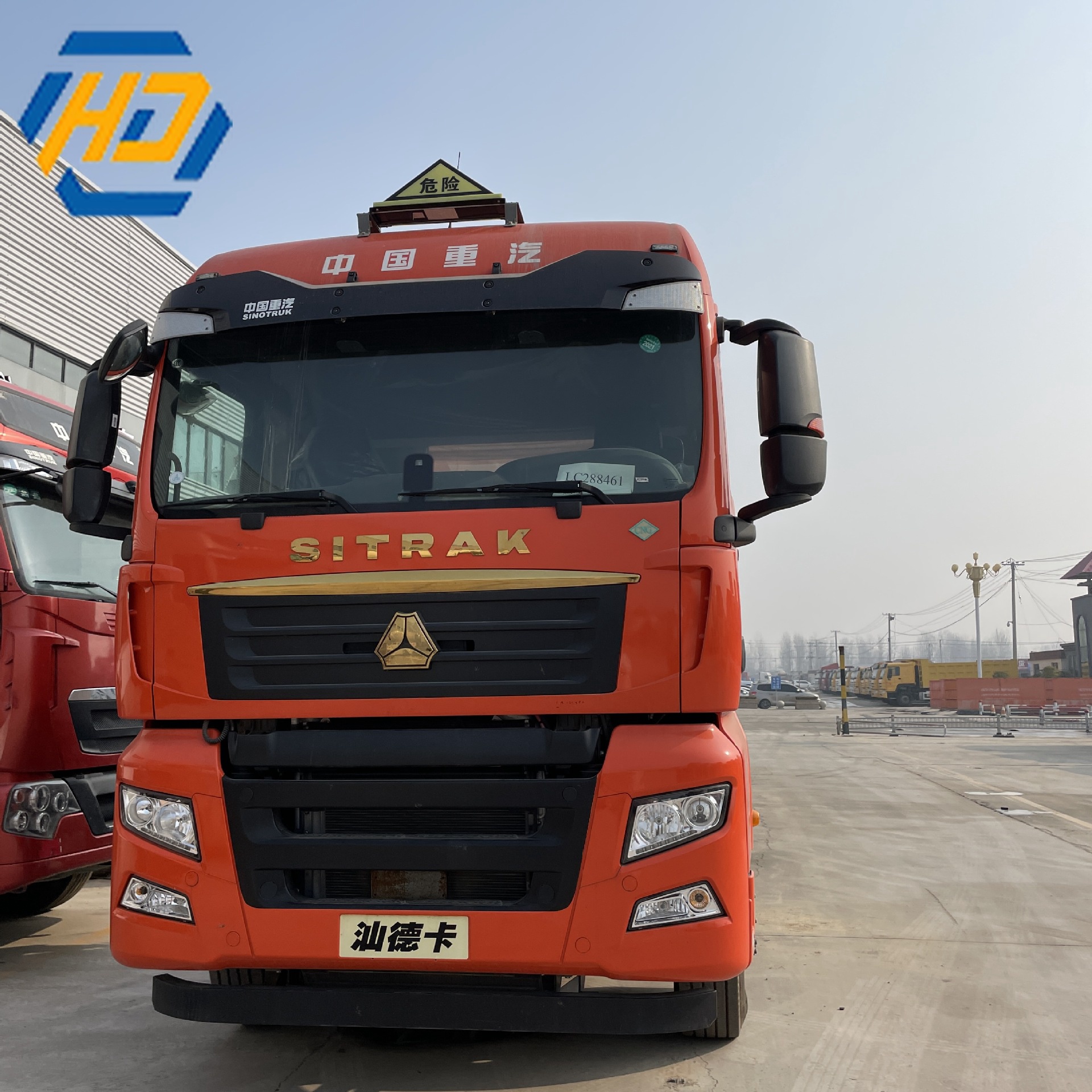 Sinotruk C7H Heavy Truck 440HP 6x4 CNG Tractor