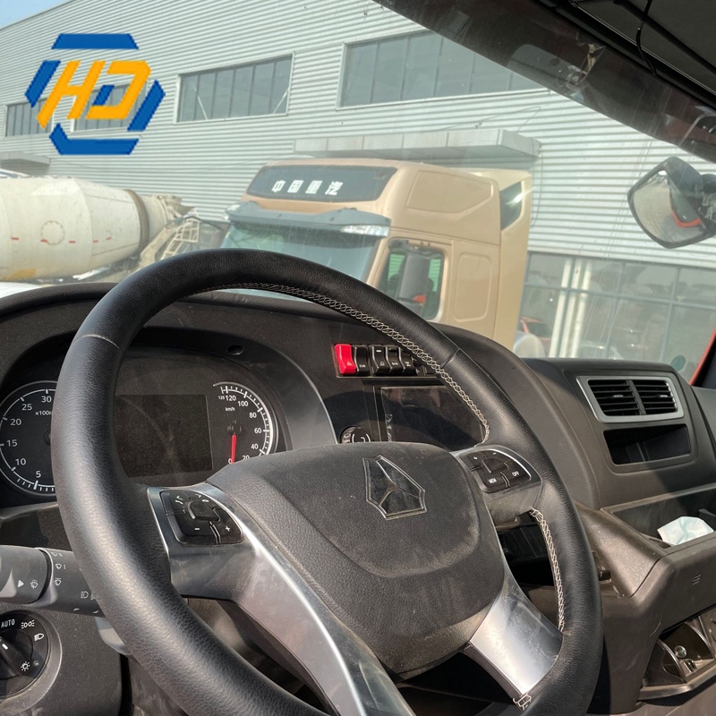 Sinotruk C7H Heavy Truck 440HP 6x4 CNG Tractor