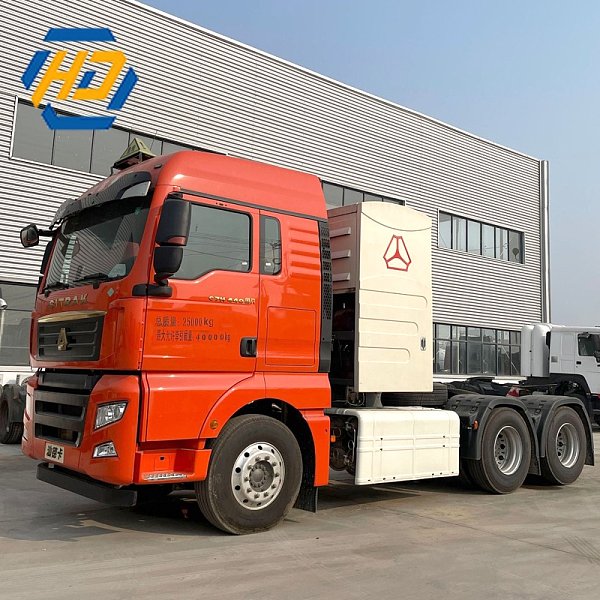 Sinotruk C7H Heavy Truck 440HP 6x4 CNG Tractor