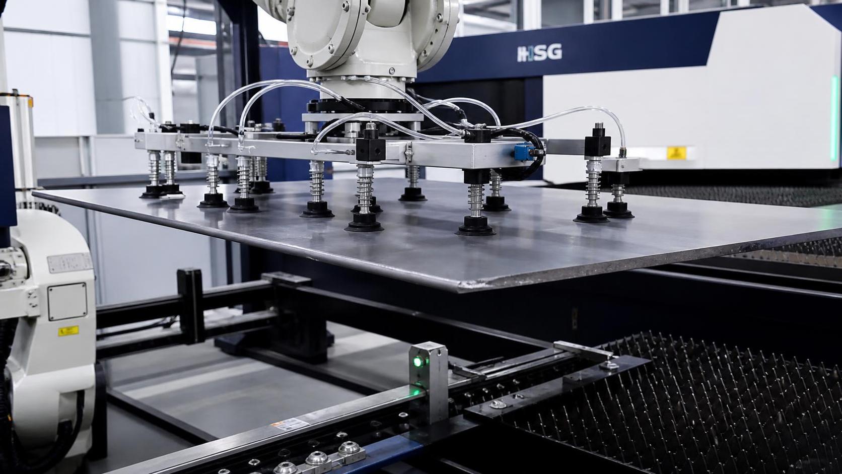 Sheet Metal Handling Robot Arms: Designing a Safer, Faster Transfer Workflow Sheet Metal Handling Robot Arms: Designing a Safer, Faster Transfer Workflow