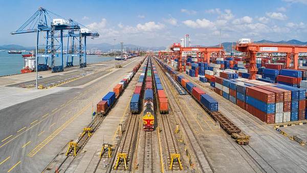Rail-Sea Intermodal Scheduling: How to Reduce Dwell Time at Port-Rail Handoffs