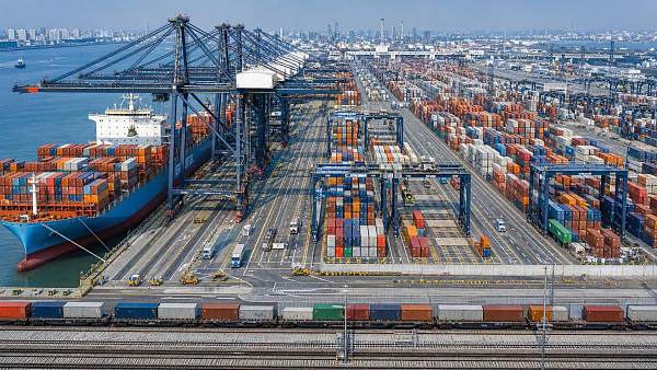 How to Measure Container Throughput: Key Port KPIs, Bottlenecks, and Capacity Limits