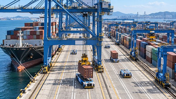 How Container Port Automation Coordinates Cranes, AGVs, and Yard Operations How Container Port Automation Coordinates Cranes, AGVs, and Yard Operations