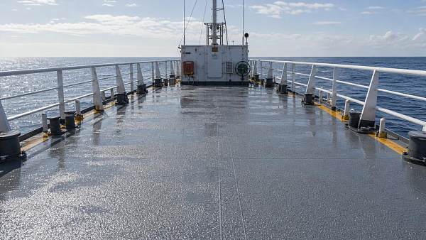 Best Marine Coating for Decks: How to Balance Slip Resistance, UV, and Salt Spray