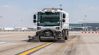 How to Choose Street Sweeping Equipment for Airports: Debris Control and FOD Risk