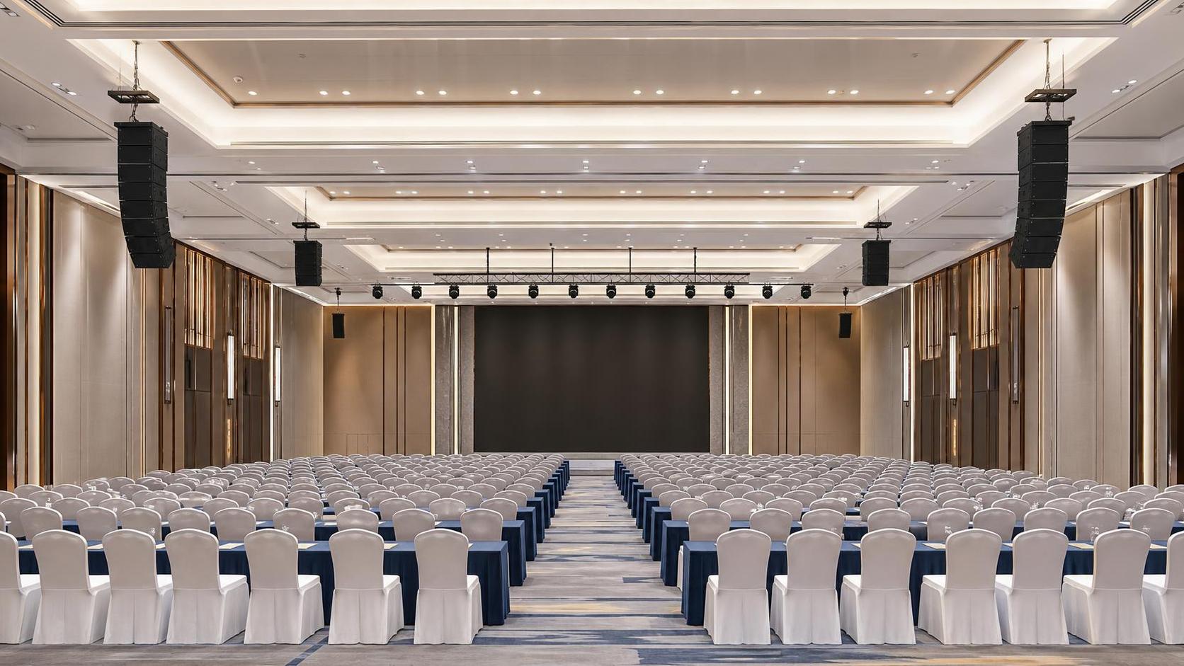 How sound coverage services improve speech clarity in large venues