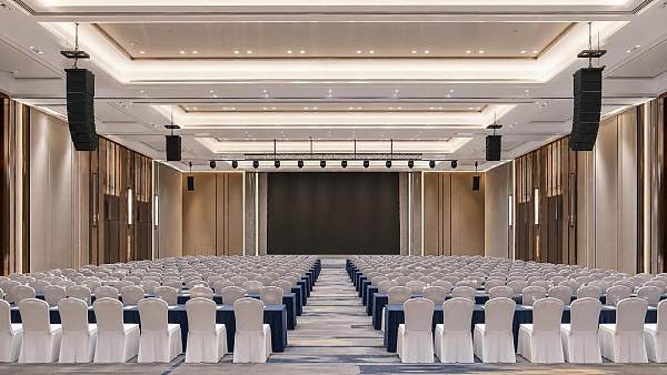 How sound coverage services improve speech clarity in large venues