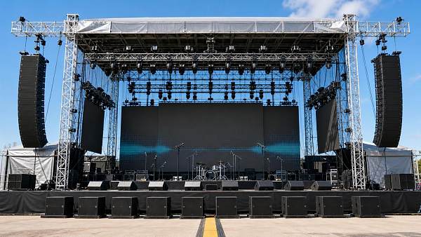 How festival sound system design prevents feedback in large outdoor stages